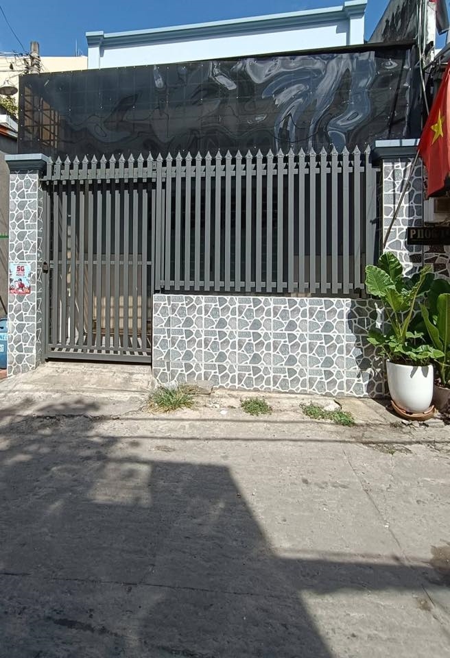 Cho thuê nhà 2PN, hẻm xe tải 100m2 đường Số 9, Linh Tây, Thủ Đức. Sân rộng, 3WC, 11tr.