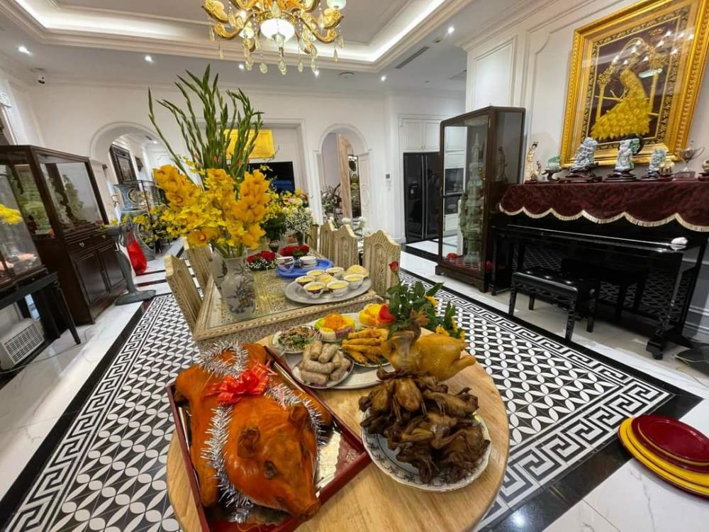Biệt thự VIP Nghĩa Đô, 270m2, 4 tầng 1 hầm, mặt tiền 16m, 130 tỷ