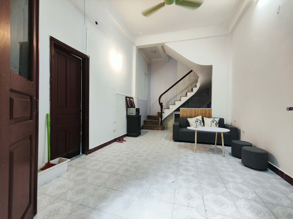 Cho thuê nhà 4 tầng 30m2, Hoàng Hoa Thám, Ba Đình: Ngõ thoáng, sân rộng, tiện nghi đủ, giá 11 triệu