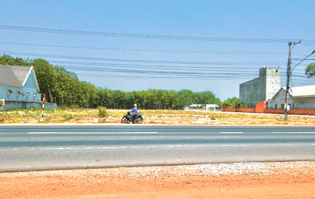 Bán gấp 1010m2 đất mặt tiền đường thông KCN, giá 170tr - Sổ hồng riêng, đầu tư sinh lời cao