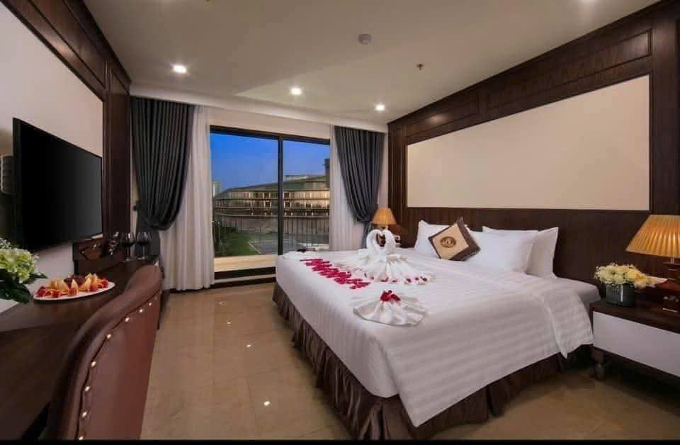 Bán khách sạn 3 sao mặt tiền 10m, 430m2, 70 phòng VIP, doanh thu khủng, phố Nguyễn Khánh Toàn, Cầu Giấy.