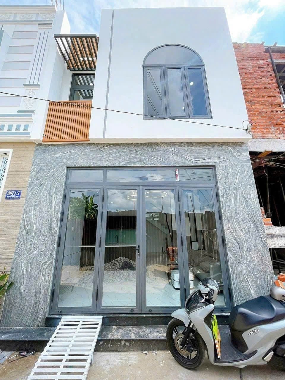 Cho thuê nhà trệt lầu mới đẹp, full nội thất, lộ ô tô 4m tại Hồ Búng Xáng, Cần Thơ