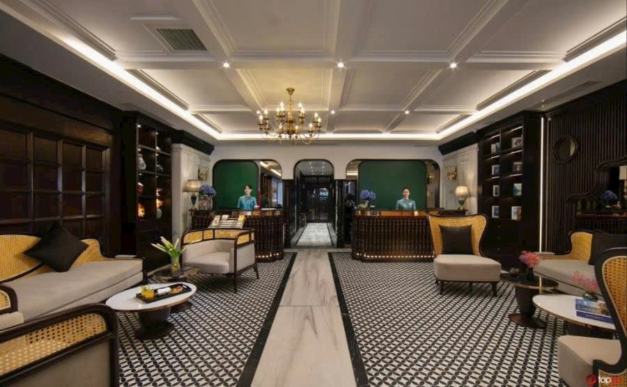 Bán khách sạn 4 sao 330m2, 10 tầng, lõi phố cổ Hoàn Kiếm, dòng tiền 20 tỷ/năm