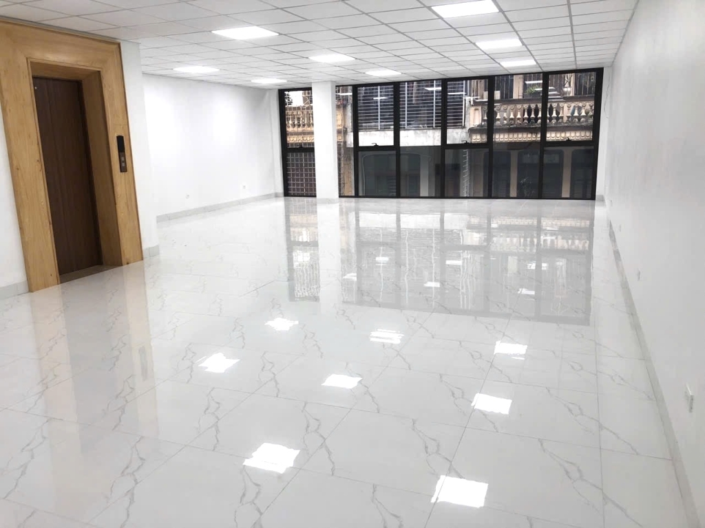 Cho thuê sấp sàn văn phòng 108m2 Chùa Láng, giá 15tr/tháng, sẵn sàng từ T5/2026
