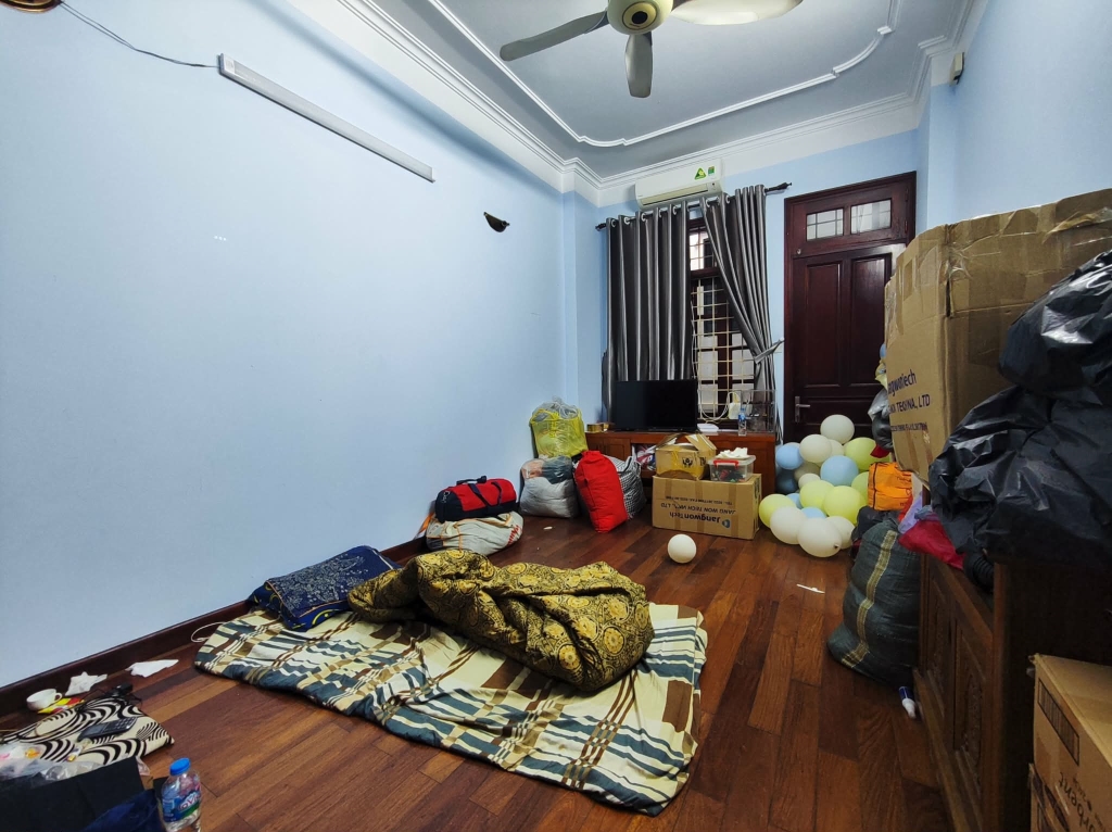 Cho thuê nhà 5 tầng đẹp, 35m2, 3 ngủ, ngõ thông 10m ra ô tô phố Đội Cấn, Ba Đình