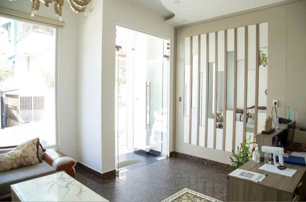 Sang nhượng khách sạn 9 phòng TP Đà Lạt, vị trí đắc địa gần Hồ Xuân Hương, giá tốt